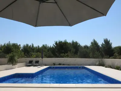 Bazen u objektu Villa Bachelor Apartments ili u blizini