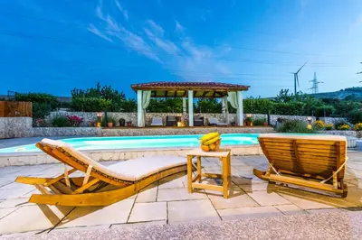 Bazen u objektu Villa Marijan ili u blizini