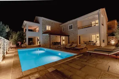 Bazen u objektu Olive Tree Apartments ili u blizini