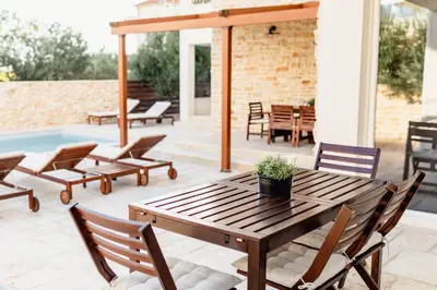 Popločani dio dvorišta ili vanjski dio objekta Olive Tree Apartments