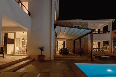 Bazen u objektu Olive Tree Apartments ili u blizini