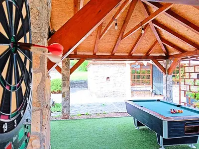 Stol za biljar u objektu Holiday Home Marko with football field