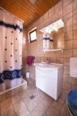 Kupaonica u objektu Apartmani Lovrinović