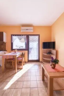 TV i/ili zabavni centar u objektu Apartmani Lovrinović