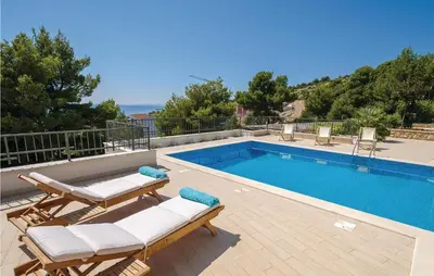 Bazen u objektu Holiday Home Primosten-Dolac With Outdoor Pool ili u blizini