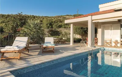 Bazen u objektu Holiday Home Primosten-Dolac With Outdoor Pool ili u blizini