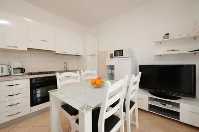 Kuhinja ili čajna kuhinja u objektu Apartments Proto
