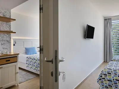 Kuhinja ili čajna kuhinja u objektu Amadria Park Beach Hotel Jure