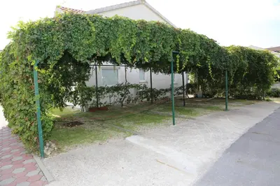 Vrt u objektu Apartman Alica Srima