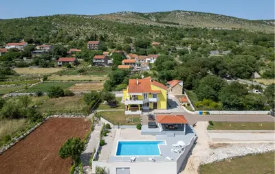 Pogled na planine ili pogled na planine iz vikendica