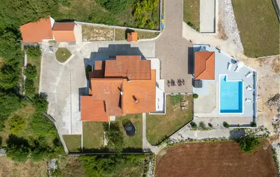Bazen u objektu Nice Home In Primorski Dolac With Sauna ili u blizini
