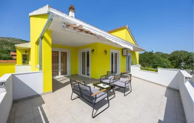 Balkon ili terasa u objektu Nice Home In Primorski Dolac With Sauna