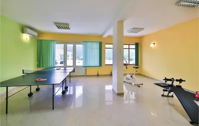 Stolni tenis u objektu Nice Home In Primorski Dolac With Sauna ili u blizini