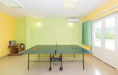 Stolni tenis u objektu Nice Home In Primorski Dolac With Sauna ili u blizini