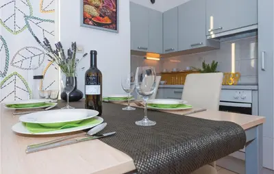 Kuhinja ili čajna kuhinja u objektu Two-Bedroom Apartment In Vodice