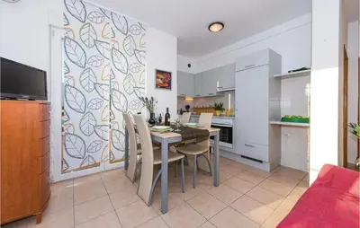 Kuhinja ili čajna kuhinja u objektu Two-Bedroom Apartment In Vodice