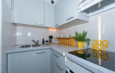 Kuhinja ili čajna kuhinja u objektu Two-Bedroom Apartment In Vodice