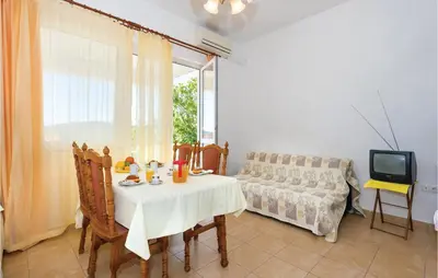 TV i/ili zabavni centar u objektu One-Bedroom Apartment In Tisno