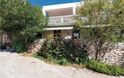 Vrt u objektu One-Bedroom Apartment In Tisno