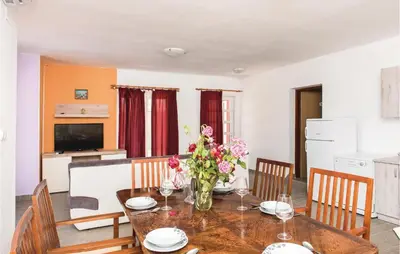 Kuhinja ili čajna kuhinja u objektu Four-Bedroom Holiday Home In Cista Velika