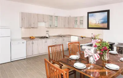 Kuhinja ili čajna kuhinja u objektu Four-Bedroom Holiday Home In Cista Velika