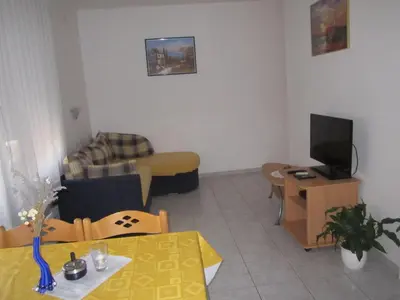 TV i/ili zabavni centar u objektu Apartments with a parking space Vodice - 6331