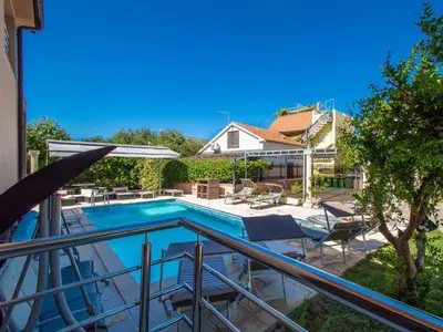 Bazen u objektu Holiday Home Slava i Oksana by Interhome ili u blizini