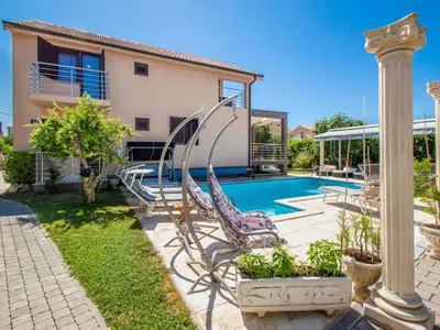 Bazen u objektu Holiday Home Slava i Oksana by Interhome ili u blizini