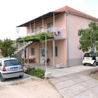 Apartments with a parking space Pirovac