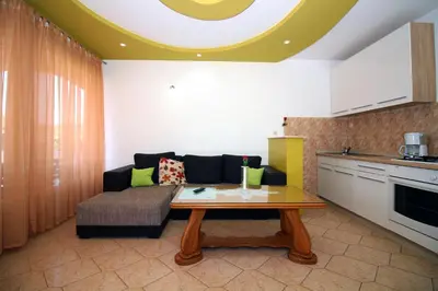 Kuhinja ili čajna kuhinja u objektu House with outdoor pool in Tisno