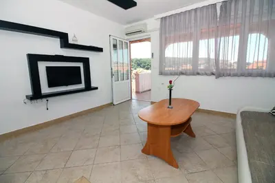 Tlocrt objekta House with outdoor pool in Tisno