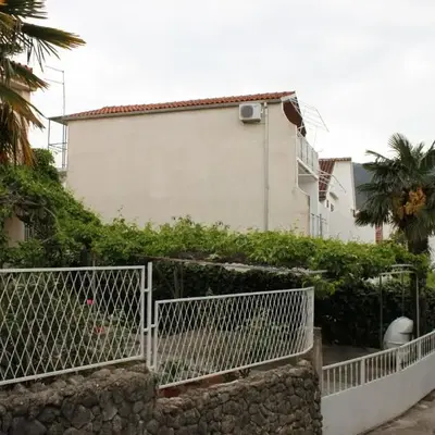 Apartments by the sea Grebastica