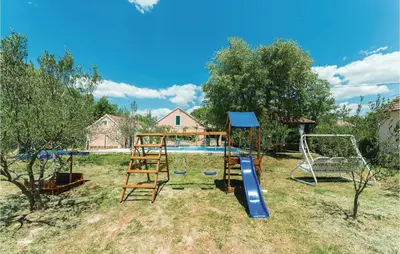 Dječje igralište u objektu Three-Bedroom Holiday Home In Trbounje