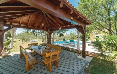 Bazen u objektu Three-Bedroom Holiday Home In Trbounje ili u blizini