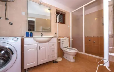 Kupaonica u objektu Three-Bedroom Holiday Home In Trbounje