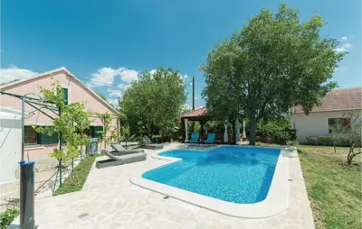 Bazen u objektu Three-Bedroom Holiday Home In Trbounje ili u blizini