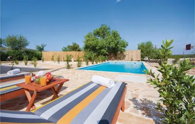 Bazen u objektu Two-Bedroom Holiday Home In Radonic ili u blizini