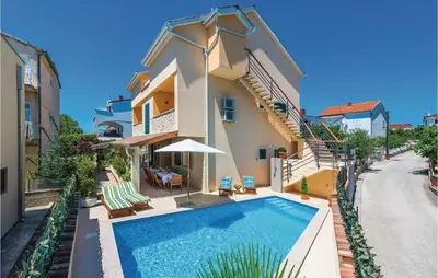 Bazen u objektu Four-Bedroom Holiday Home In Brodarica ili u blizini
