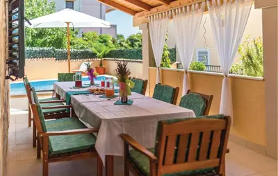Bazen u objektu Four-Bedroom Holiday Home In Brodarica ili u blizini