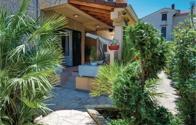 Vrt u objektu Four-Bedroom Holiday Home In Brodarica