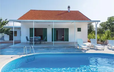 Bazen u objektu Three-Bedroom Holiday Home In Rozovac ili u blizini