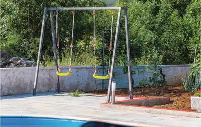 Bazen u objektu Three-Bedroom Holiday Home In Rozovac ili u blizini