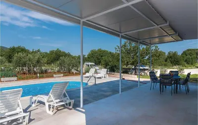 Bazen u objektu Three-Bedroom Holiday Home In Rozovac ili u blizini