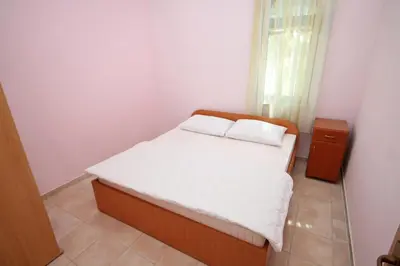 Krevet ili kreveti u jedinici u objektu Apartments and rooms by the sea Rogoznica - 3266