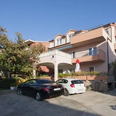 Apartments with parking space Brodarica