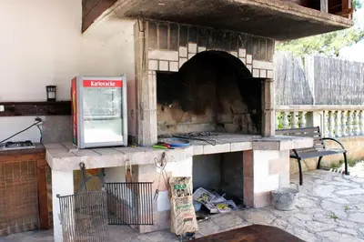 Oprema za roštilj dostupna gostima apartmana