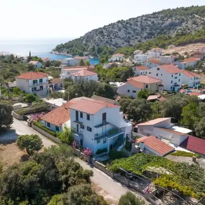 Apartments with parking space Razanj