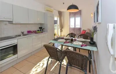 Kuhinja ili čajna kuhinja u objektu Two-Bedroom Apartment In Vodice