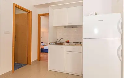 Kuhinja ili čajna kuhinja u objektu Six-Bedroom Holiday Home In Sibenik