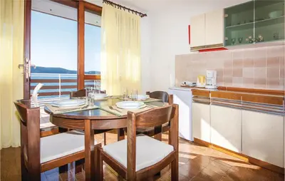 Kuhinja ili čajna kuhinja u objektu One-Bedroom Apartment In Sibenik